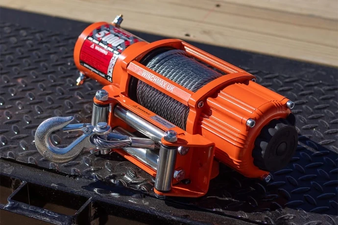 Winche eléctrico rojo para remolque y arrastre