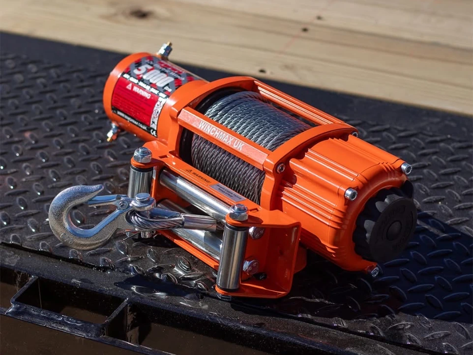 Winche eléctrico rojo para remolque y arrastre