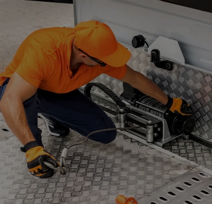 Técnico instalando componentes hidráulicos para remolque